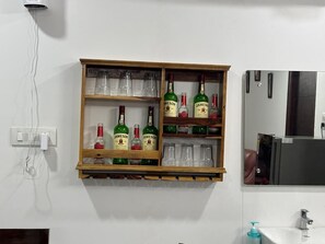 Familie appartement, balkon, uitzicht op stad | Een kluis op de kamer, een bureau, een laptopwerkplek