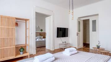 Escritorio, tabla de planchar con plancha, wifi y ropa de cama