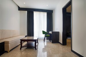 Executive Suite, City View | Desk, laptop workspace, free WiFi