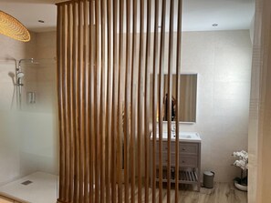 Shower, hair dryer, towels, soap - Town House with Private Patio & Garage - Centre de Sète (Sète)