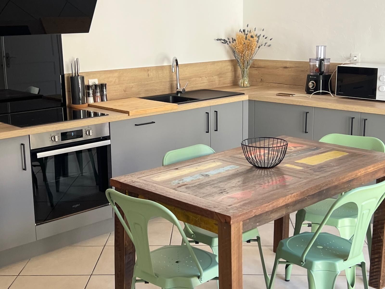 Een microgolfoven, een oven, een kookplaat, een vaatwasser