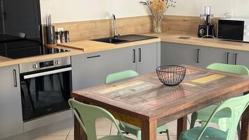 Een microgolfoven, een oven, een kookplaat, een vaatwasser