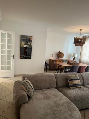 TV, fireplace - Town House with Private Patio & Garage - Centre de Sète (Sète)