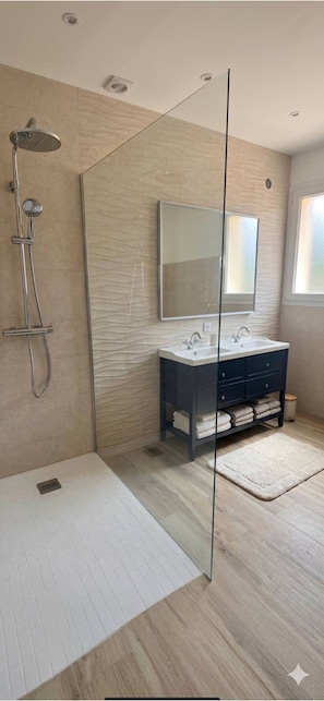 Douche, sĂšche-cheveux, serviettes fournies, savon