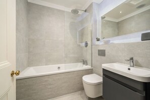 Apartment | Bathroom - Elegant 3-Bedroom Flat in West End (Edinburgh)