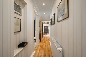Interior entrance - Elegant 3-Bedroom Flat in West End (Edinburgh)