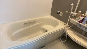 A modern bathroom with a white bathtub, a handheld showerhead, and a control panel. - The whole building can be rented (only for guests) Long term welcome Outlet 7 min walk 11 people 1 bedding per person, no hassle Max 12 people, clean, spacious with Japanese style rooms 4 free parking spaces 4 bedrooms BBQ reservations possible (木更津市)