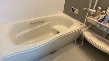 Douche, sĂšche-cheveux, serviettes fournies, savon