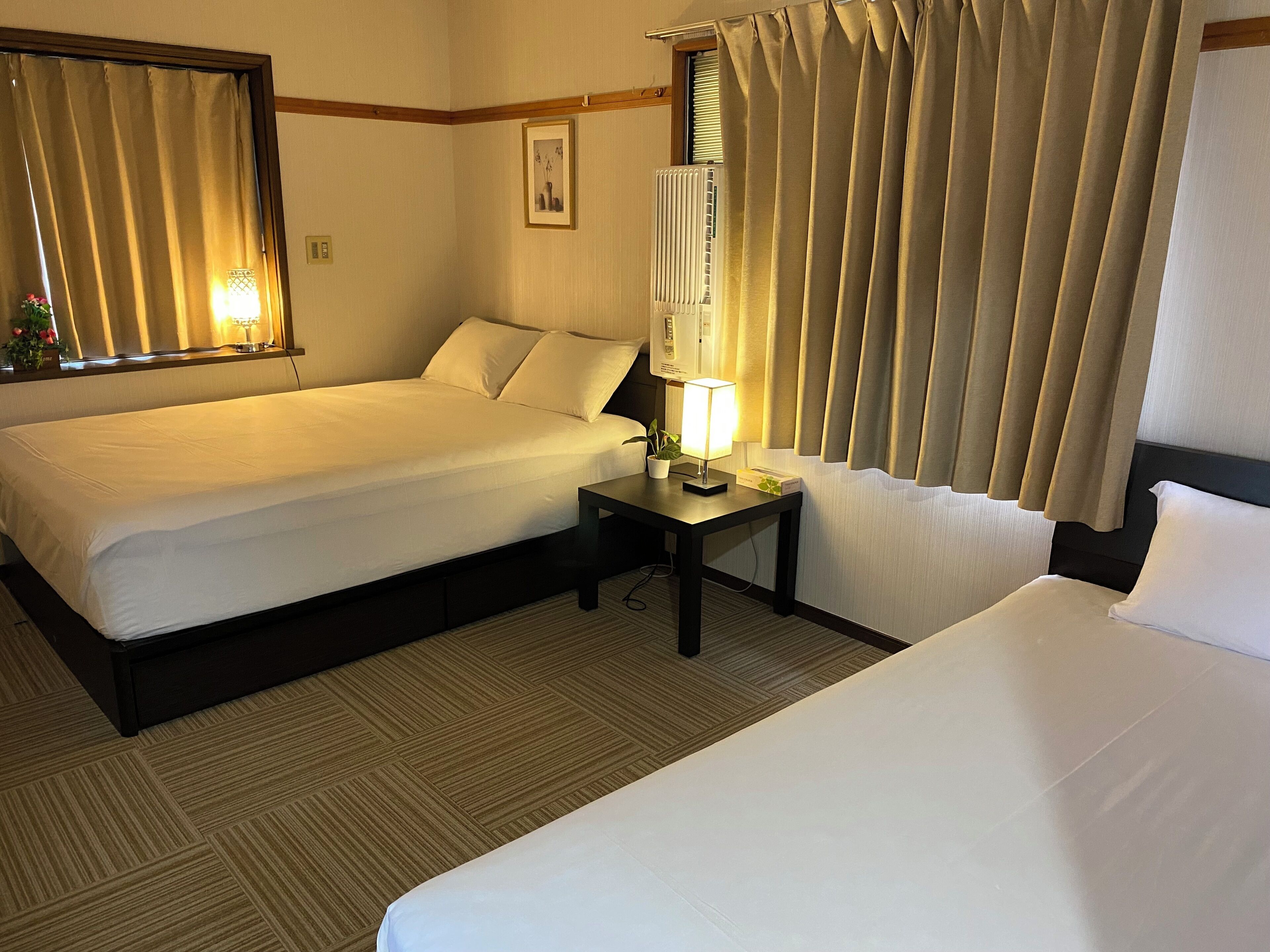 4 bedrooms, iron/ironing board, internet, bed sheets