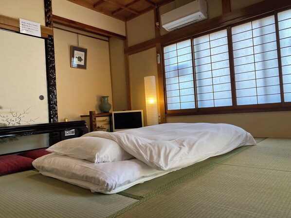4 bedrooms, iron/ironing board, internet, bed sheets - The whole building can be rented (only for guests) Long term welcome Outlet 7 min walk 11 people 1 bedding per person, no hassle Max 12 people, clean, spacious with Japanese style rooms 4 free parking spaces 4 bedrooms BBQ reservations possible (木更津市)