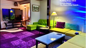 A modern living room with a TV, green and yellow sofas, a coffee table, and a purple carpet. - The whole building can be rented (only for guests) Long term welcome Outlet 7 min walk 11 people 1 bedding per person, no hassle Max 12 people, clean, spacious with Japanese style rooms 4 free parking spaces 4 bedrooms BBQ reservations possible (木更津市)