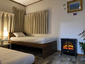 4 bedrooms, iron/ironing board, Internet, bed sheets - The whole building can be rented (only for guests) Long term welcome Outlet 7 min walk 11 people 1 bedding per person, no hassle Max 12 people, clean, spacious with Japanese style rooms 4 free parking spaces 4 bedrooms BBQ reservations possible (木更津市)