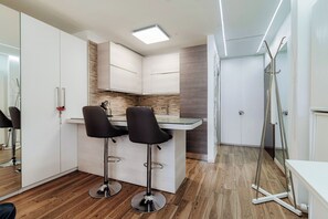 Deluxe Studio, City View | Private kitchen