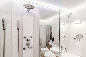 Deluxe Studio, City View | Bathroom