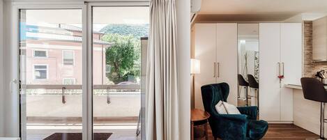 Estúdio luxo, vista para a cidade | Área de estar | TV de tela plana