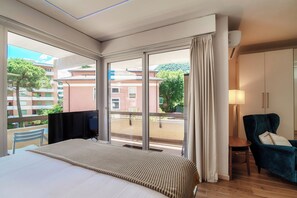 Deluxe Studio, City View | Living area | Flat-screen TV - Terrazza Paradiso 2 (Paradiso)