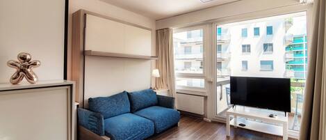 デラックス スタジオ シティビュー | リビング エリア | 薄型テレビ