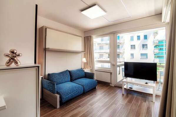 Deluxe Studio, City View | Living area