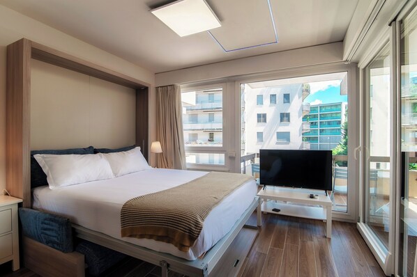 Deluxe Studio, City View | Living area