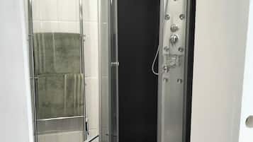 Douche, serviettes fournies, savon, papier toilette