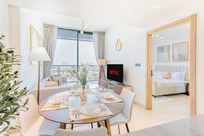 Appartement Exclusif, balcon, vue ville | Restauration dans la chambre