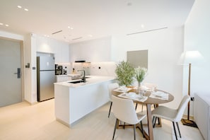 Exclusive-Apartment, Balkon, Stadtblick | Essbereich im Zimmer