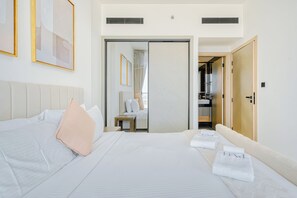 Appartement Exclusif, balcon, vue ville | Coffres-forts dans les chambres, rideaux occultants