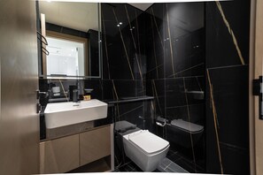Exclusive-Apartment, Balkon, Stadtblick | Badezimmer