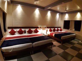 Family Quadruple Room | Egyptian cotton sheets, premium bedding, memory foam beds, desk