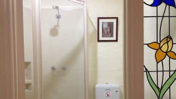 Douche, sĂšche-cheveux, serviettes fournies, savon