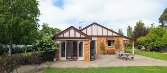 Cosy north facing priv selfcontained Suite set within large garden, 7min to town