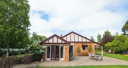 Cosy north facing priv selfcontained Suite set within large garden, 7min to town