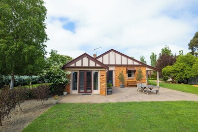 Cosy north facing priv selfcontained Suite set within large garden, 7min to town
