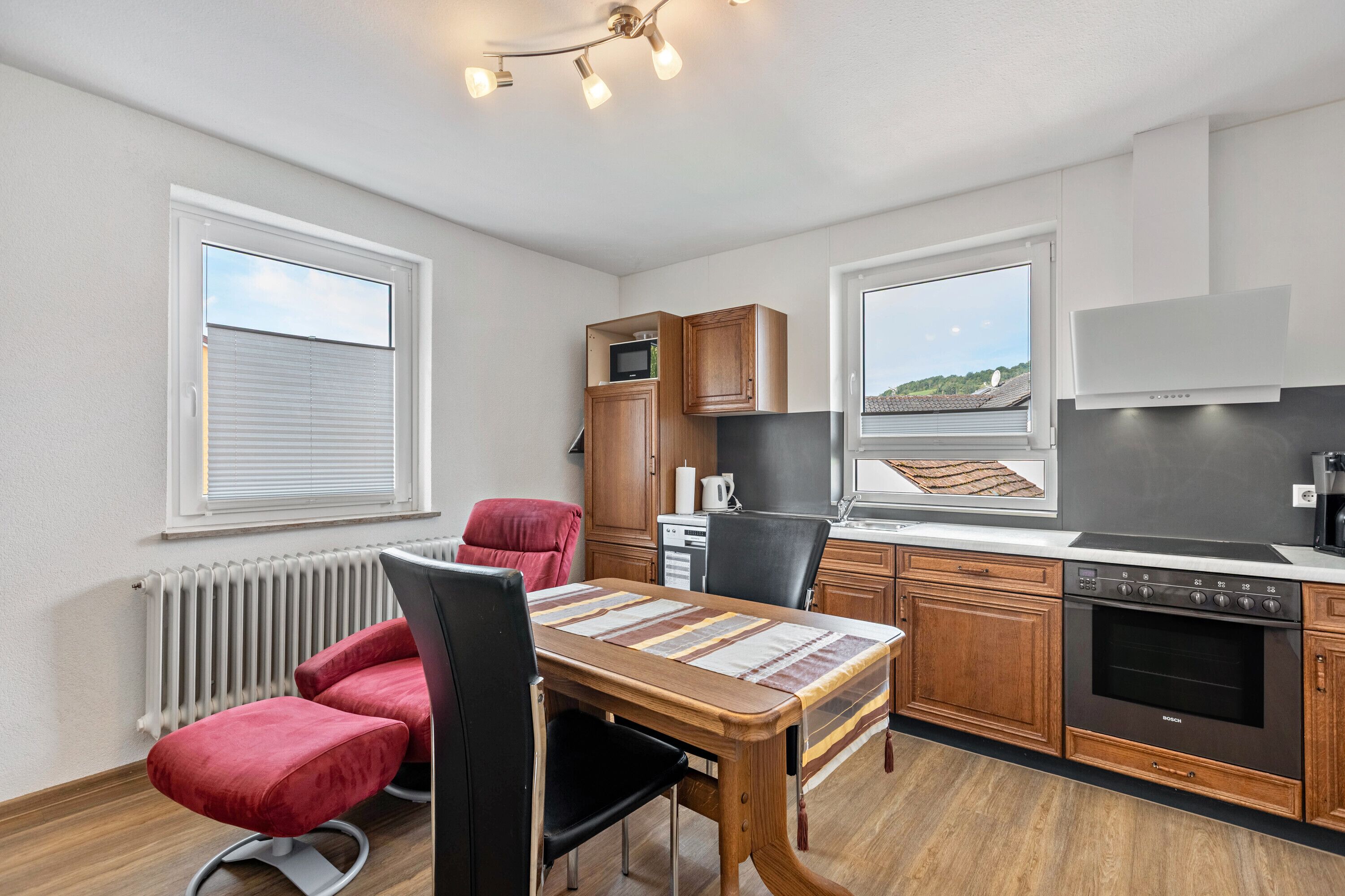 Jääkaappi, mikroaaltouuni, uuni, liesi