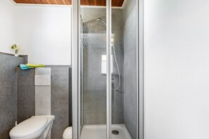 Shower, hair dryer, towels - Apartment 'Hewenpanorama 2' with Mountain View, Shared Terrace and Wi-Fi (Engen)