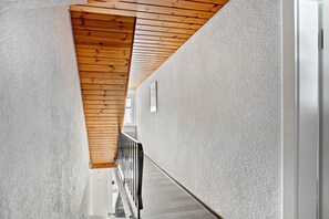 A corridor with a wooden slatted ceiling and a white textured wall. - Holiday Apartment 'Hewenpanorama 4' with Mountain View, Shared Terrace and Wi-Fi (Engen)