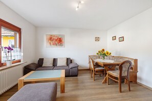 Dining - Apartment 'Hewenpanorama 4' with Mountain View, Shared Terrace and Wi-Fi (Engen)