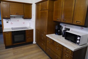 冷蔵庫、電子レンジ、オーブン、コンロ