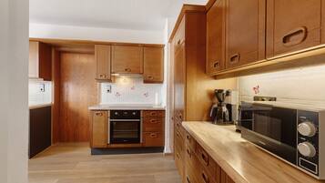 Een koelkast, een microgolfoven, een oven, een kookplaat