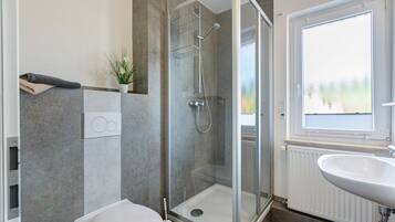 Dusche, Haartrockner, Handtücher