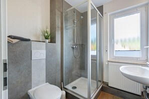 Douche, sèche-cheveux, serviettes fournies