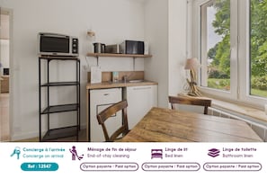 Fridge, microwave, oven, coffee/tea maker