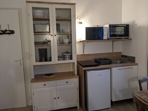 Kühlschrank, Mikrowelle, Ofen, Wasserkocher mit Kaffee-/Teezubehör