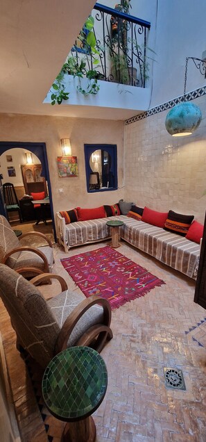 Living area - Charming Riad in a quiet and typical area of the medina with breakfast pts. (Essaouira)