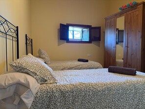 4 bedrooms, desk, iron/ironing board, travel crib - Beautiful and cozy rural house in El Bierzo (Ocero)