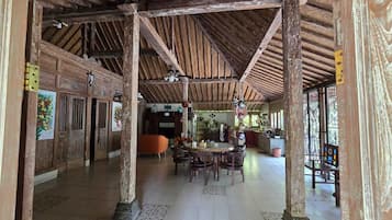 Classic Cottage, 2 Bedrooms, Kitchen | Living room | 40-inch flat-screen TV with cable channels