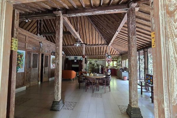 Classic Cottage, 2 Bedrooms, Kitchen | Living room | 40-inch flat-screen TV with cable channels