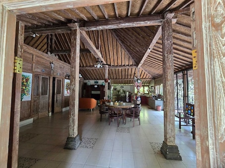 Classic Cottage, 2 Bedrooms, Kitchen | Living room | 40-inch flat-screen TV with cable channels