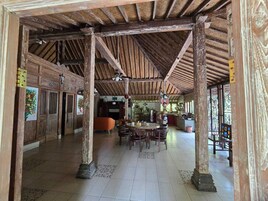 Classic Cottage, 2 Bedrooms, Kitchen | Living room | 40-inch flat-screen TV with cable channels