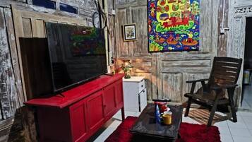 Comfort Villa | Individually decorated, individually furnished, desk, laptop workspace